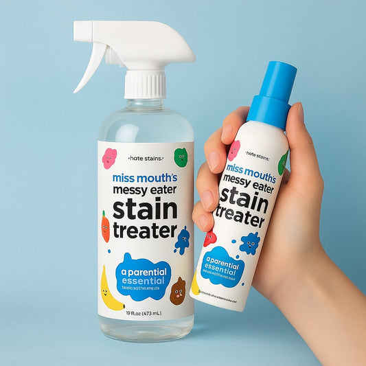 Sprays détachants Miss Mouth’s grand format et format à emporter présentés sur fond bleu ciel. Le petit spray est tenu dans une main, illustrant sa praticité pour le nettoyage des taches en déplacement.