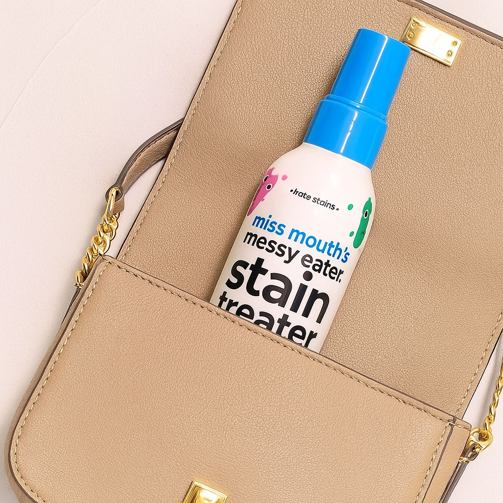 Spray détachant Miss Mouth’s format à emporter entrant dans un sac à main, illustrant sa taille pratique et facile à transporter pour enlever les taches partout.